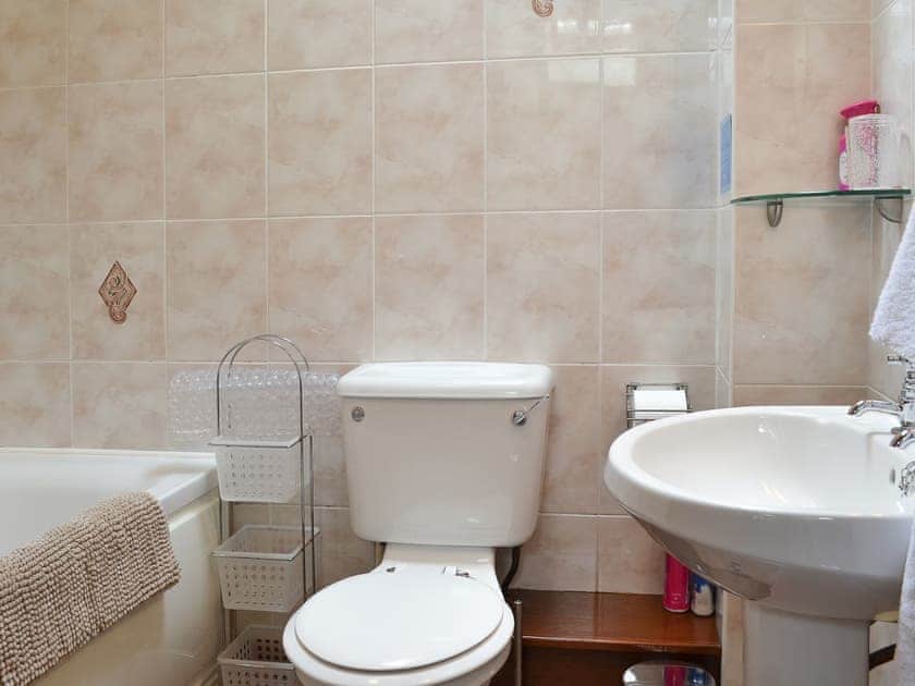 Bathroom | Hen Stabl - Parciau Farm Cottages, Caernarfon
