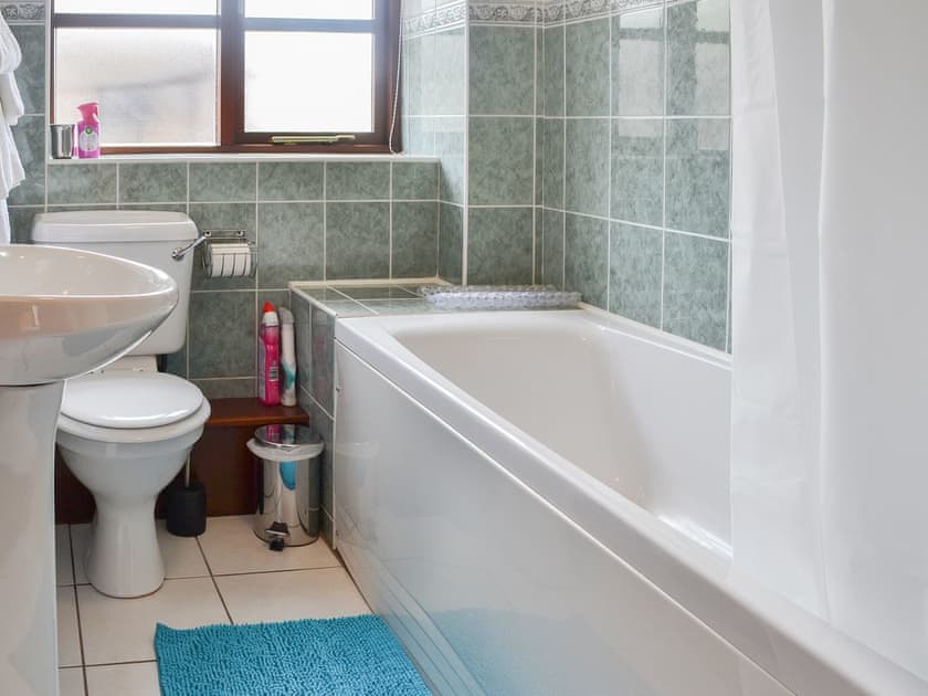 Bathroom | Hen Stabl - Parciau Farm Cottages, Caernarfon