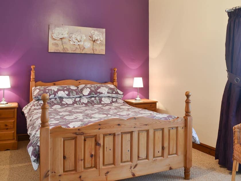 Double bedroom | Beudy Mawr - Parciau Farm Cottages, Caernarfon