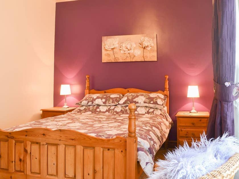 Double bedroom | Beudy Mawr - Parciau Farm Cottages, Caernarfon