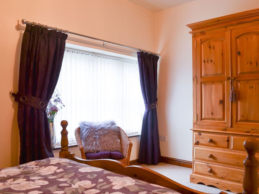 Double bedroom | Beudy Mawr - Parciau Farm Cottages, Caernarfon