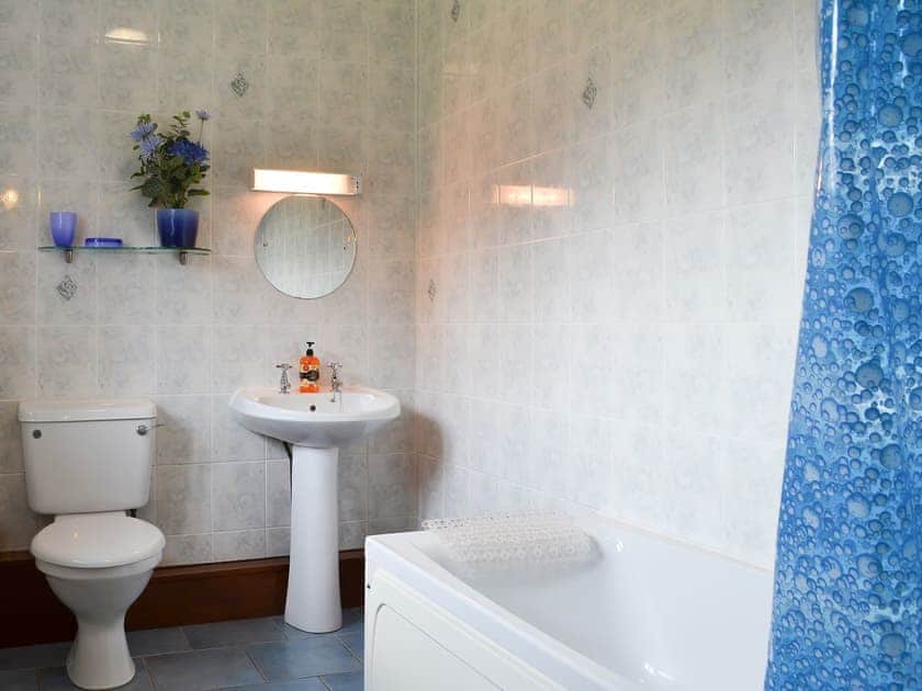 Bathroom | Beudy Mawr - Parciau Farm Cottages, Caernarfon