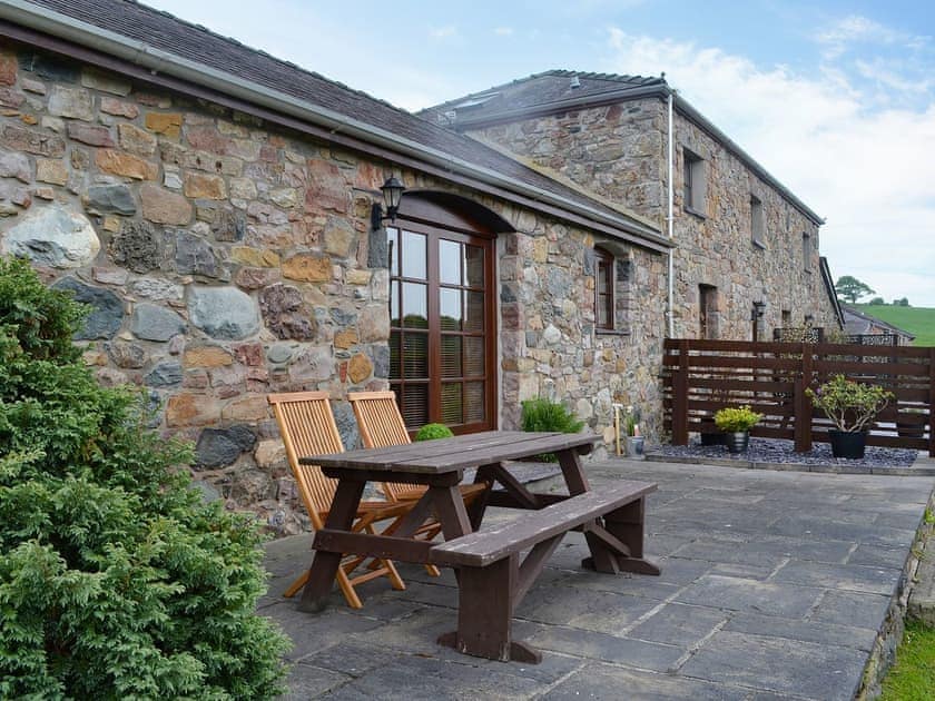 Patio | Beudy Mawr - Parciau Farm Cottages, Caernarfon