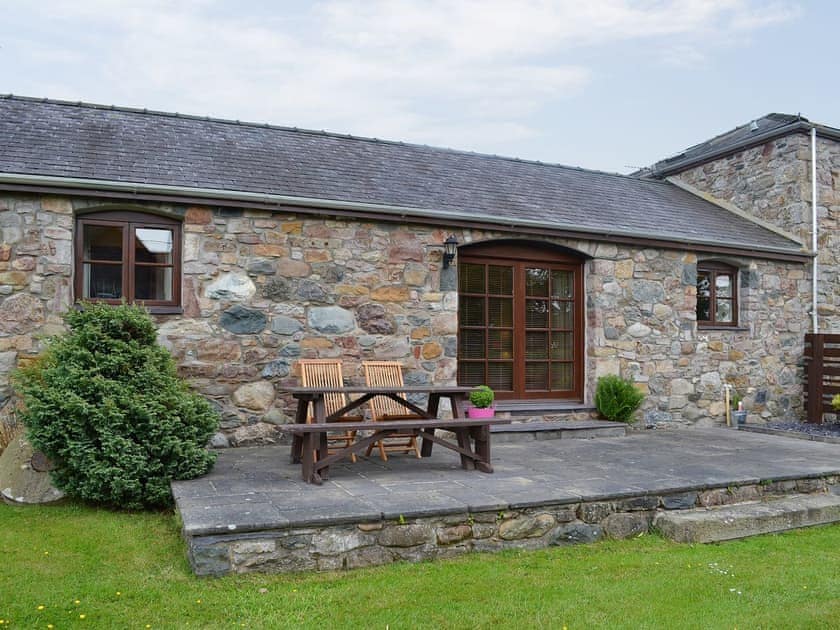 Garden | Beudy Mawr - Parciau Farm Cottages, Caernarfon