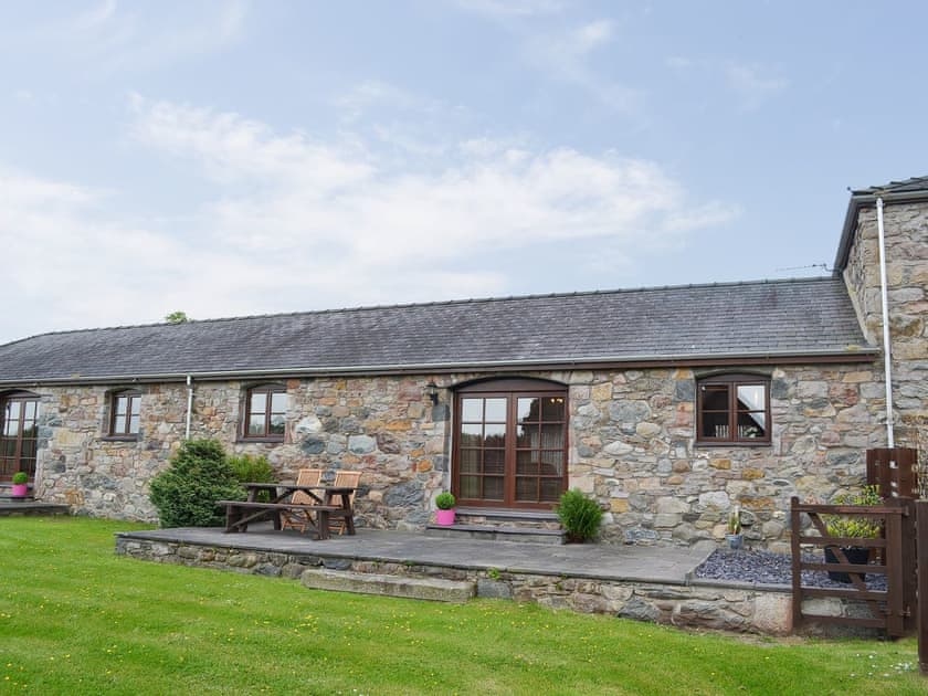 Garden | Beudy Mawr - Parciau Farm Cottages, Caernarfon