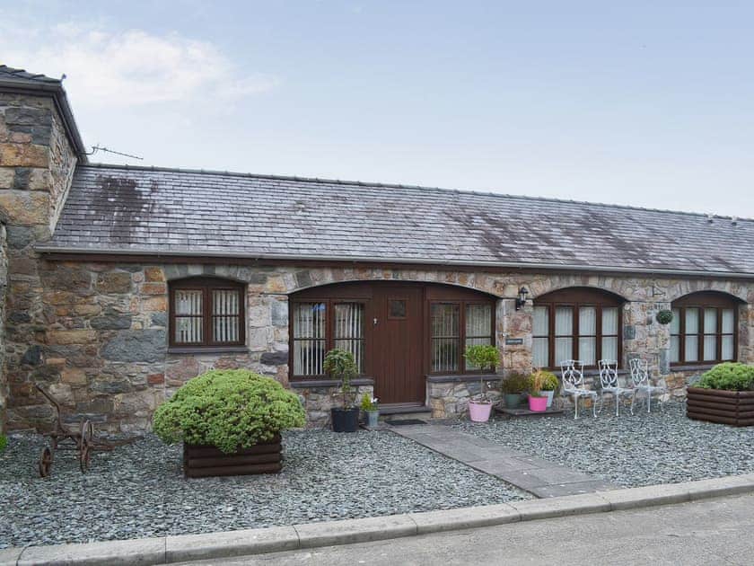 Exterior | Beudy Mawr - Parciau Farm Cottages, Caernarfon