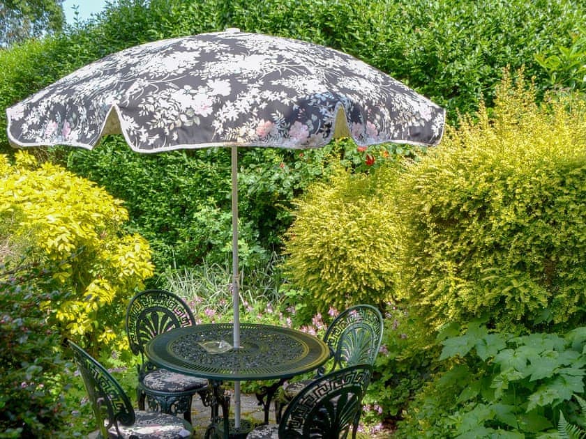 Sitting-out-area | The Coach House, Chilworth, near Southampton
