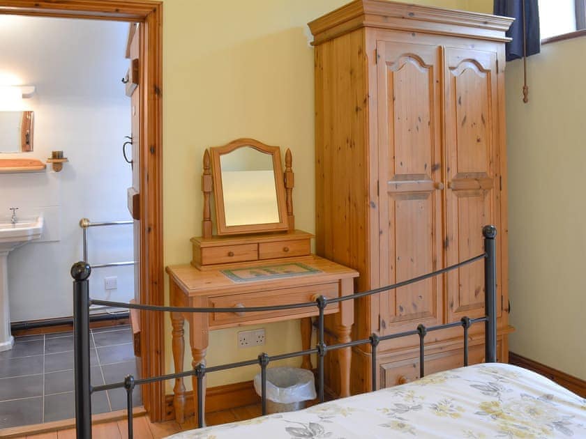 Double bedroom with en-suite bathroom | Spring Cottage, Hollinsclough, near Buxton