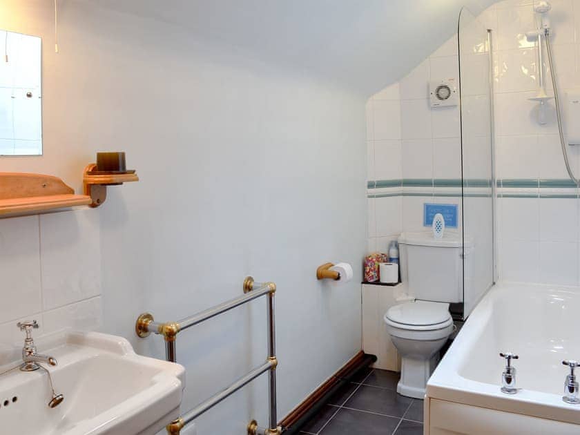 En-suite bathroom | Spring Cottage, Hollinsclough, near Buxton