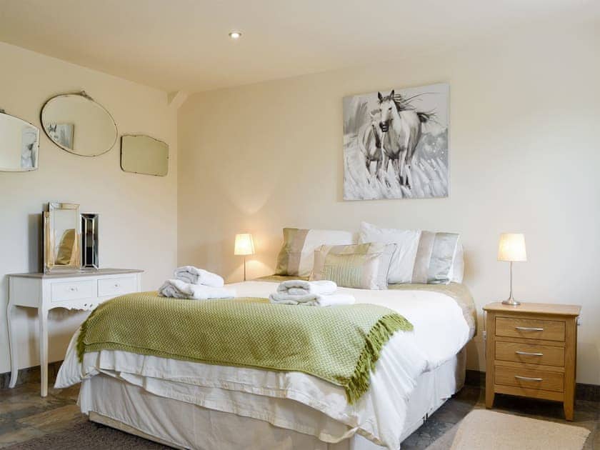 Relaxing en-suite double bedroom | Alarch - Neuadd Wen Cottages, Llanfachraeth, near Holyhead