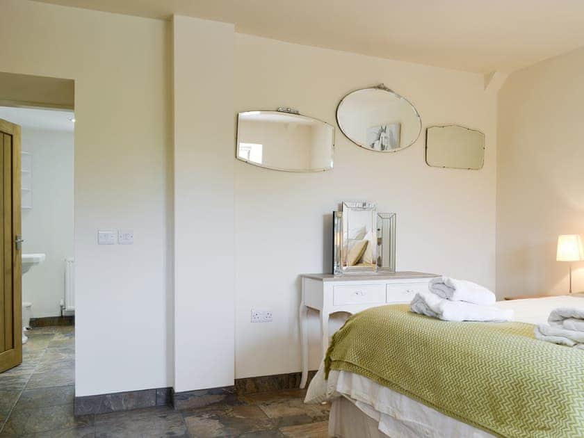 Spacious en-suite double bedroom | Alarch - Neuadd Wen Cottages, Llanfachraeth, near Holyhead