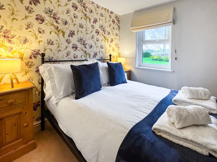 Cosy double room with queen size bed | Fallodon Burnhouses, near Beadnell