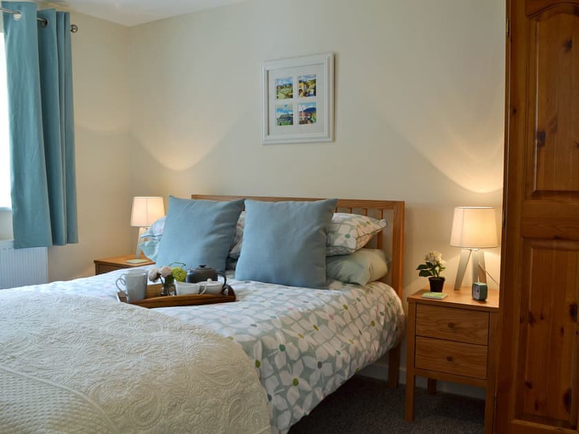 Sumptuous double bedroom | Cornbrash Farm Cottage, Earlsdown, near Heathfield