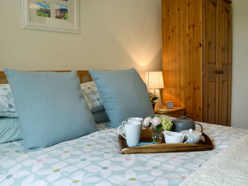 Sumptuous double bedroom | Cornbrash Farm Cottage, Earlsdown, near Heathfield