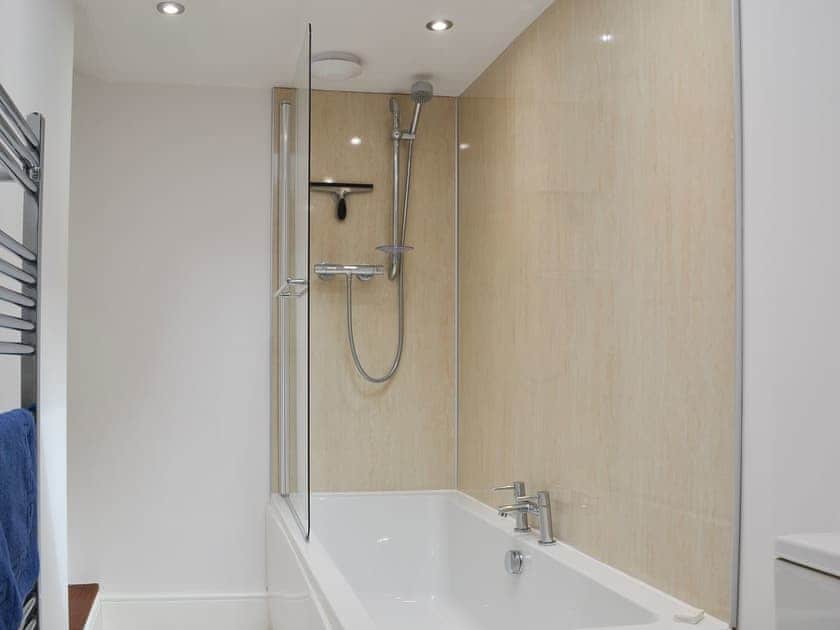 En-suite bathroom with shower over bath | The Mistress’ House, Hunstanton
