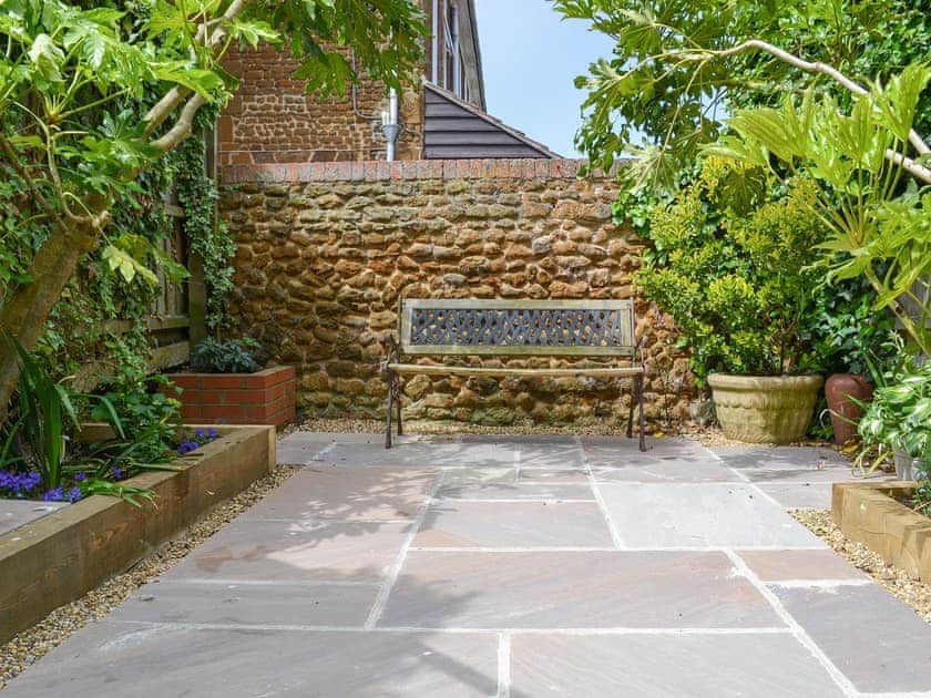 Relaxing paved courtyard garden | The Mistress’ House, Hunstanton