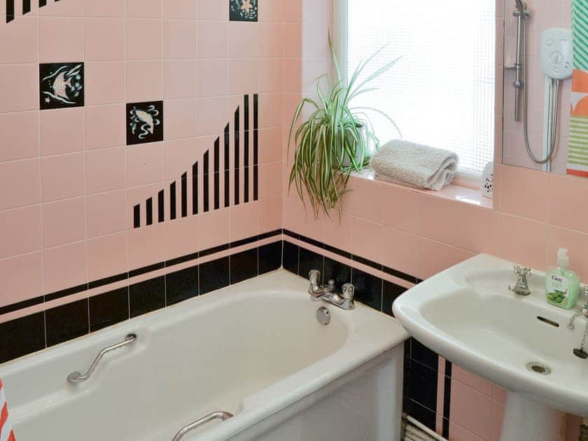 Family bathroom with shower over bath | Silverdale, Bacton, near Happisburgh