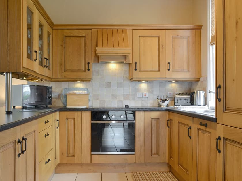 Well-equipped fitted kitchen | The Gatehouse - Eldin Hall Cottages, Scarborough