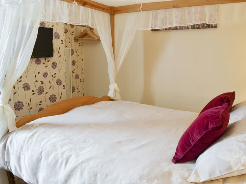 Peaceful four poster double bedroom | The Gatehouse - Eldin Hall Cottages, Scarborough