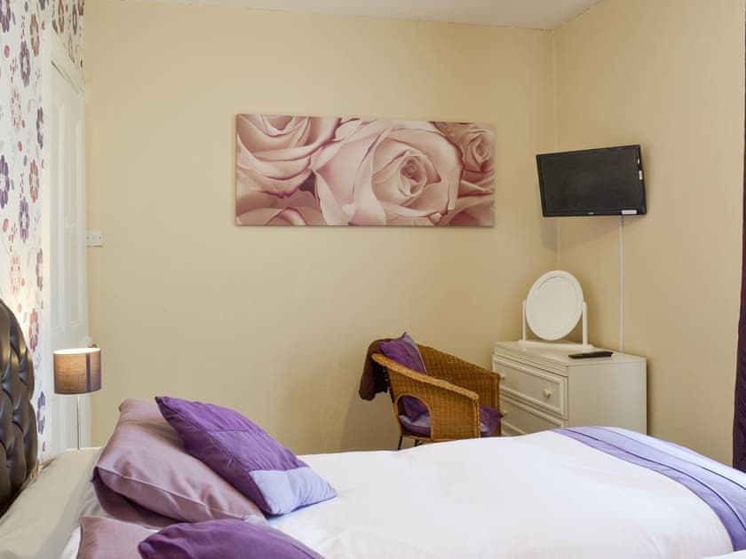 Good-sized twin bedroom | The Gatehouse - Eldin Hall Cottages, Scarborough