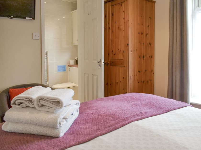 Light and airy en-suite double bedroom | Cottage Two - Eldin Hall Cottages, Scarborough