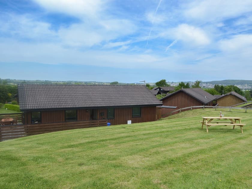 Large lawned garden with picnic style seating | Kaptain’s Cabin, Yanwath, near Pooley Bridge