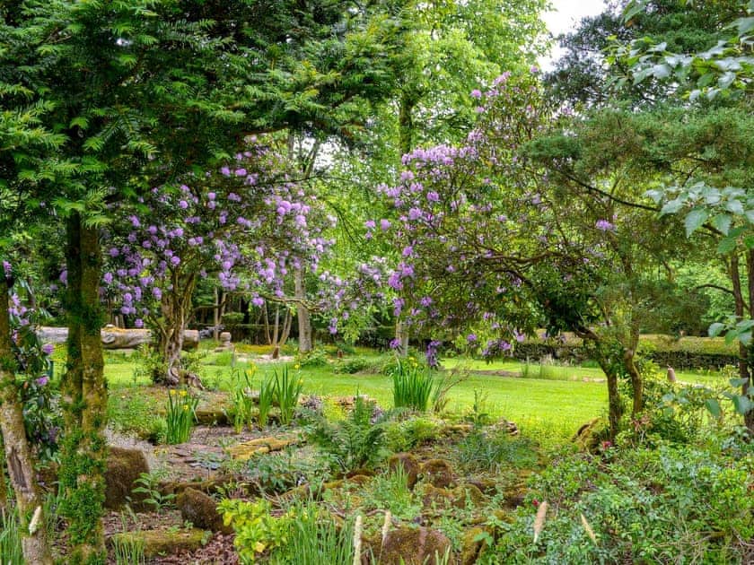 Charming garden and grounds | Gilmilnscroft Estate - The Old Stables, Gilmilnscroft Estate - Gilmilnscroft Gatehouse - Gilminscroft Estate, Sorn, near Ayr