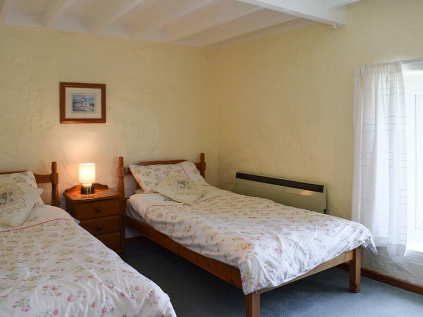 Twin bedroom | Cych Cottage - Lletty Farm, Penrherber, Newcastle Emlyn