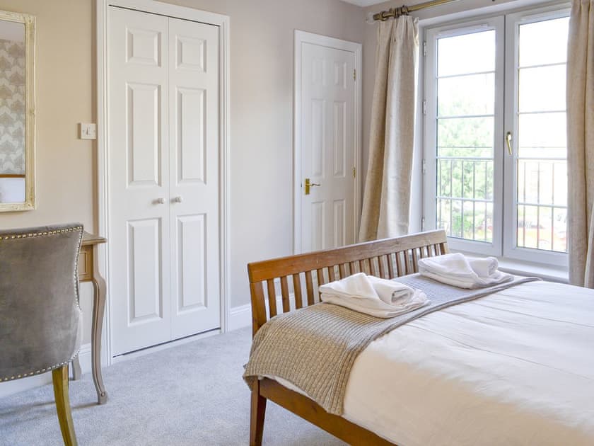 Relaxing en-suite master bedroom | Powderhall Brae, Edinburgh