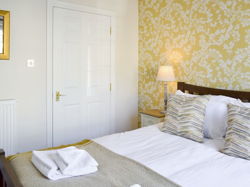 Airy second double bedroom | Powderhall Brae, Edinburgh