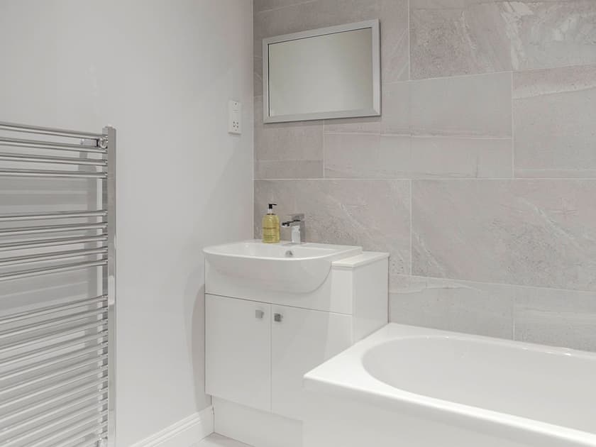 Family bathroom with shower over bath | Powderhall Brae, Edinburgh