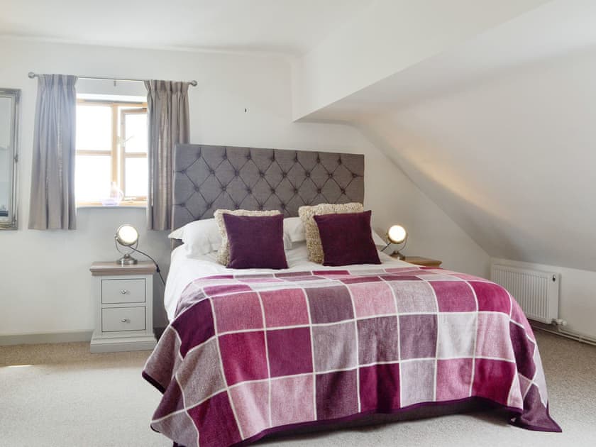 Relaxing master bedroom suite | Green Lane Cottage, Aberhafesp, near Newtown