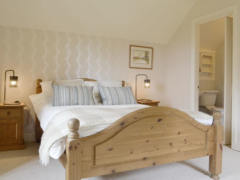 Attractive en-suite double bedroom | Green Lane Cottage, Aberhafesp, near Newtown