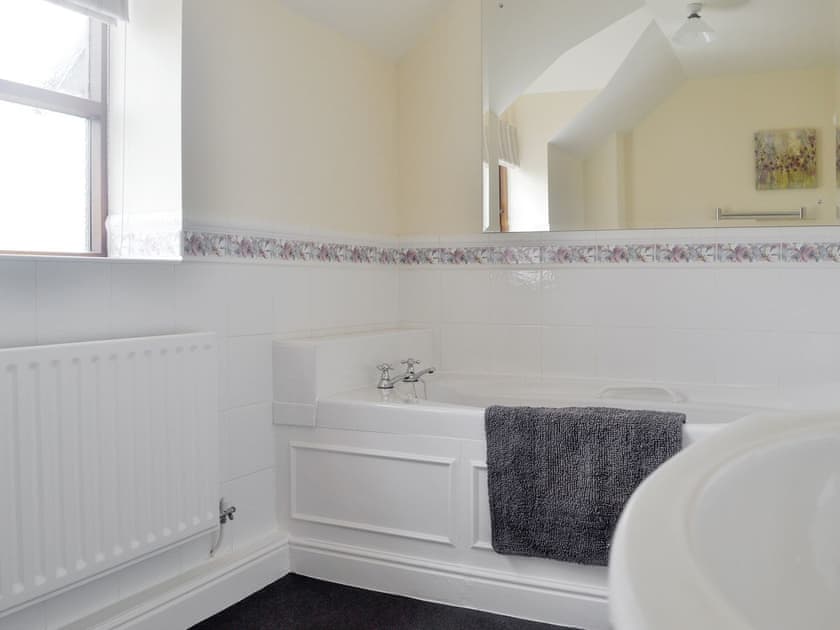 Family bathroom | Green Lane Cottage, Aberhafesp, near Newtown