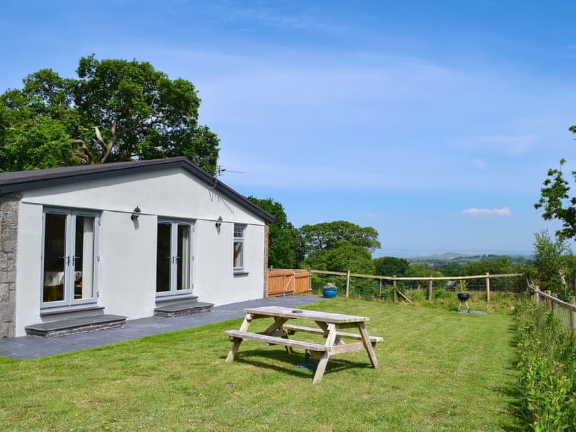Delightful holiday home with far reaching countryside views | Crib Y Nantlle, Pontllyfni, near Caernarfon
