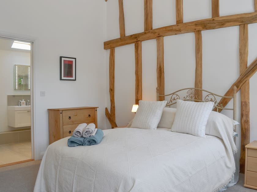 Comfortable double bedroom with en-suite | The Hop Cottage - Castle Properties, Ashperton, near Ledbury