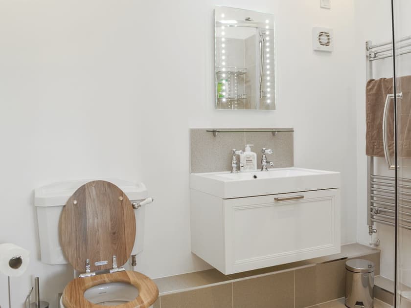 En-suite | The Hop Cottage - Castle Properties, Ashperton, near Ledbury