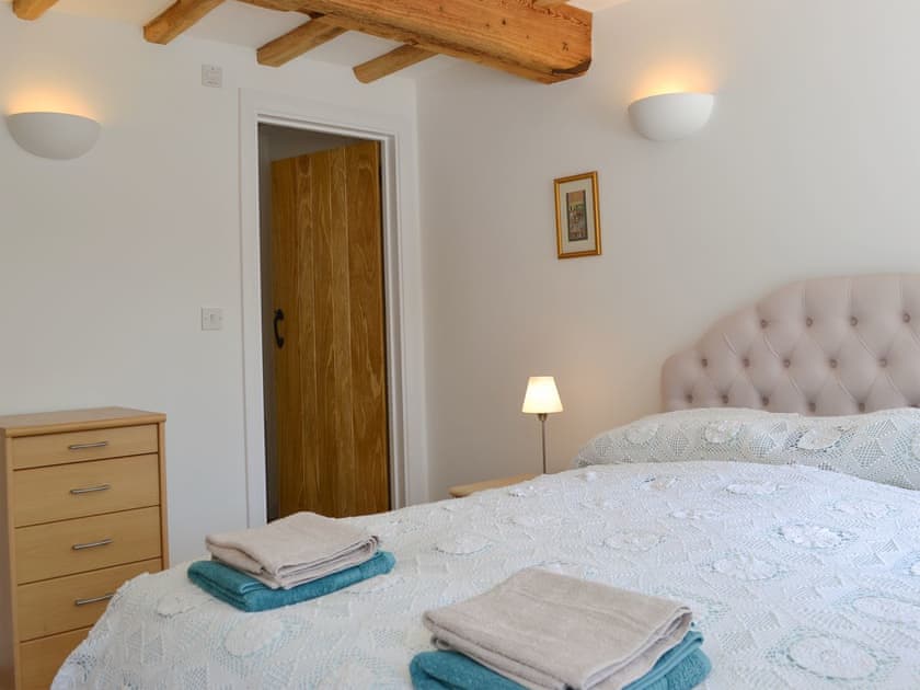Comfy double ebdroom with en-suite | The Hop Cottage - Castle Properties, Ashperton, near Ledbury