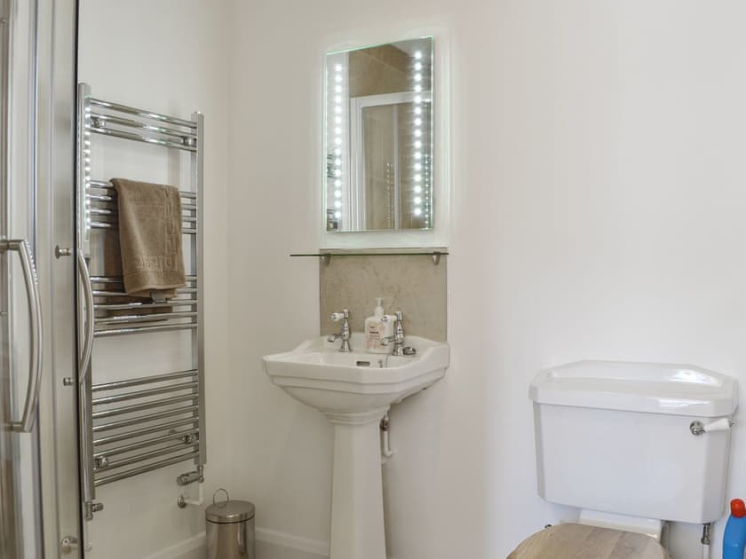 En-suite shower room | The Hop Cottage - Castle Properties, Ashperton, near Ledbury