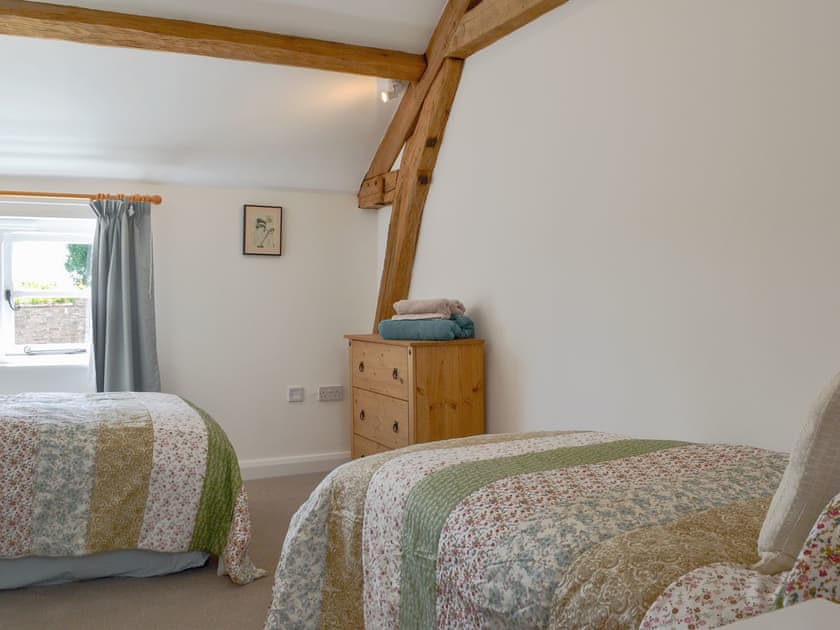 Twin bedroom | The Hop Cottage - Castle Properties, Ashperton, near Ledbury