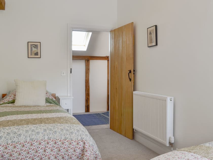 Twin bedroom | The Hop Cottage - Castle Properties, Ashperton, near Ledbury