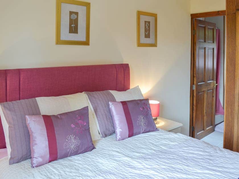 Relaxing double bedroom with en-suite shower room | The Berry - Cobblestones, Marldon, near Paignton