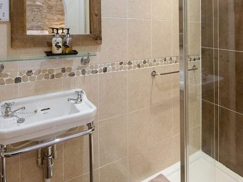 En-suite shower room to double bedroom | Walkmill Lodge, Norbury, near Bishop’s Castle 