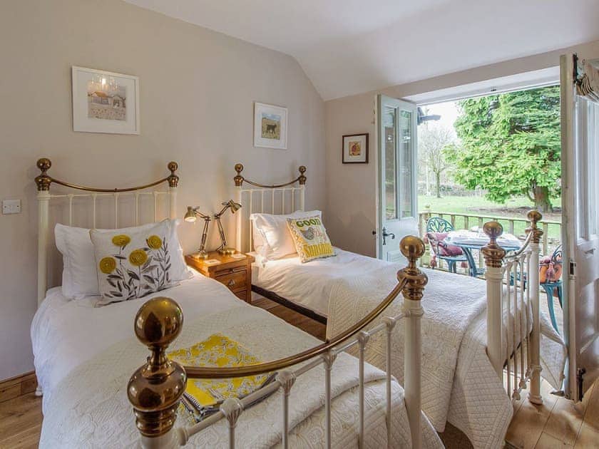 Charming twin bedroom with en-suite bathroom | Walkmill Lodge, Norbury, near Bishop’s Castle 