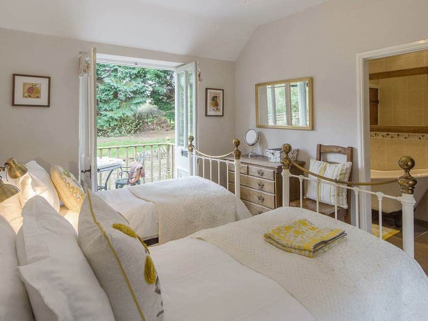 Charming twin bedroom with en-suite bathroom | Walkmill Lodge, Norbury, near Bishop’s Castle 