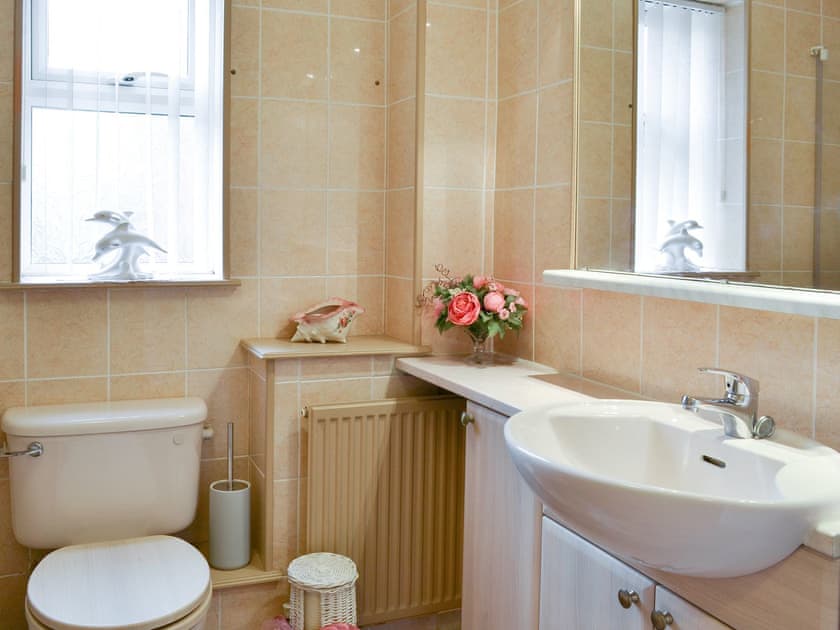 Family bathroom | Cosy Corner, Bridlington