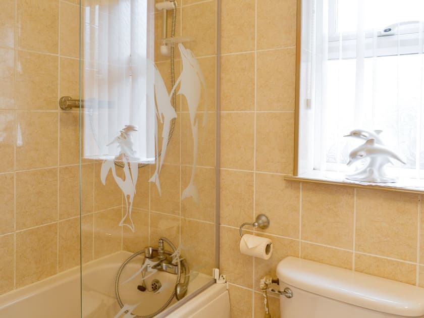 Family bathroom with shower over bath | Cosy Corner, Bridlington