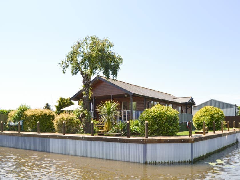 Outstanding view of the holiday home from the river | River Retreat - Riverside Lodges, Brundall