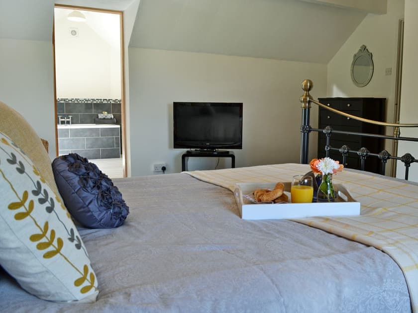 Stylishly furnished double bedroom with en-suite bathroom | Didfa, Llangoed, near Beaumaris