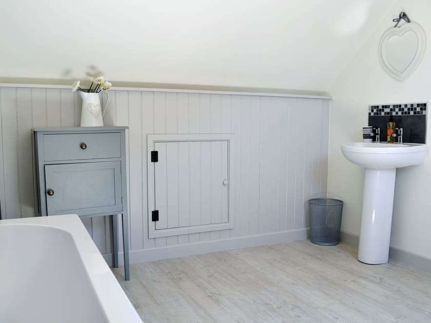 Modern en-suite bathroom | Didfa, Llangoed, near Beaumaris